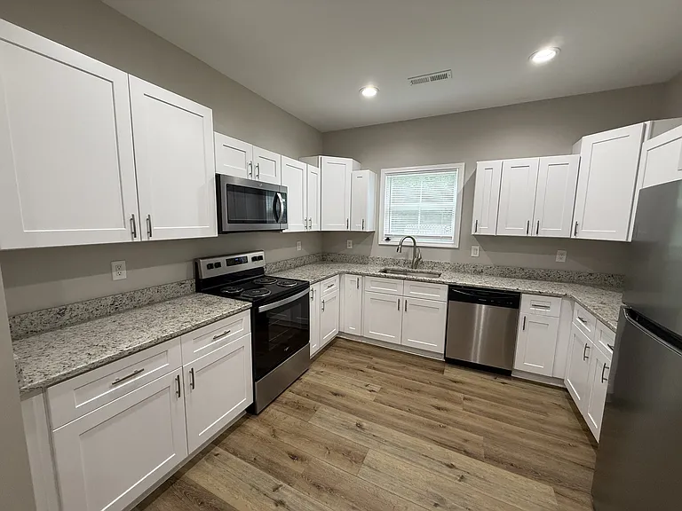 836 E 21st St #B — Photo 6