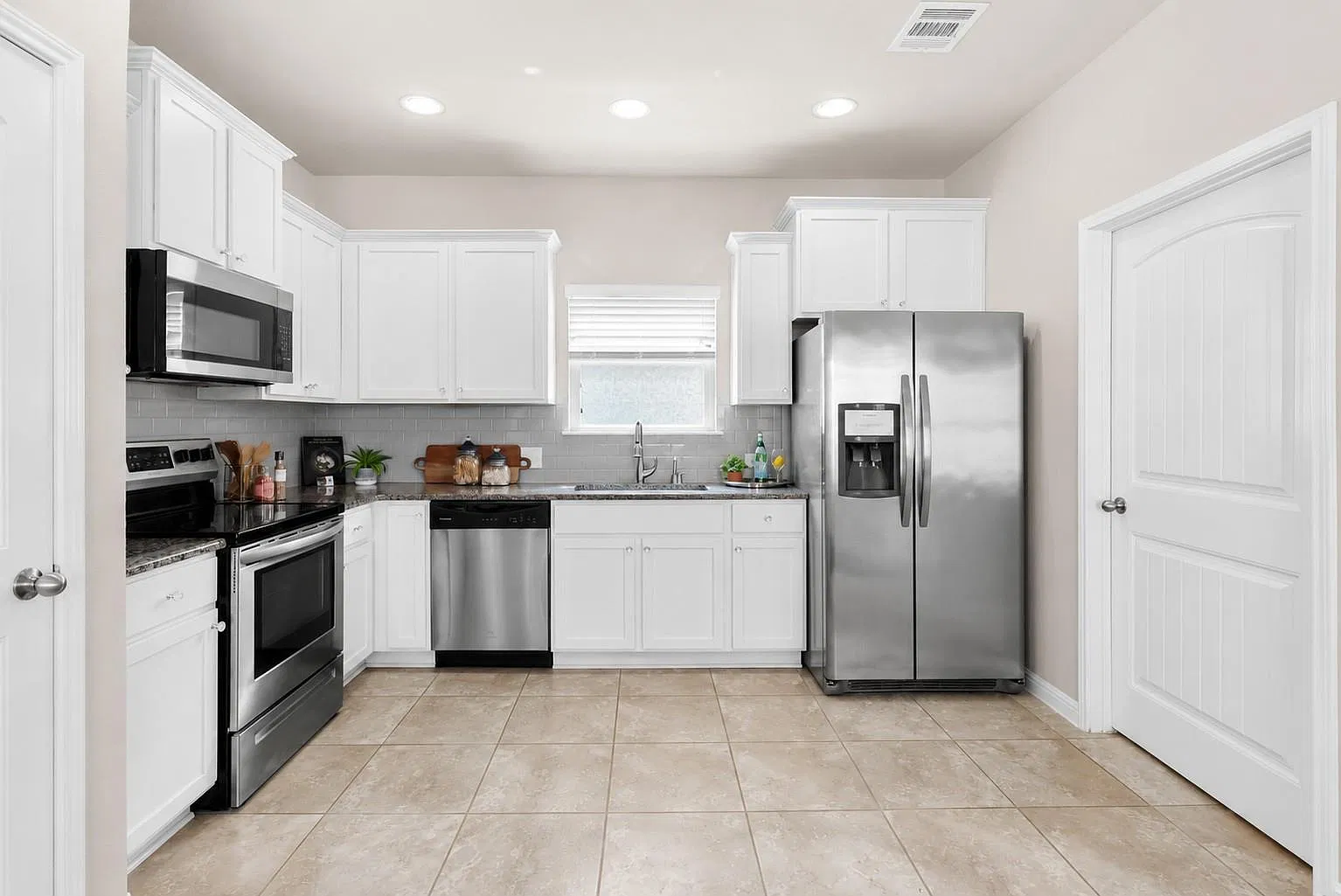 3 bed, 2.5 bath, 1845 sqft, $2,200 — Photo 3