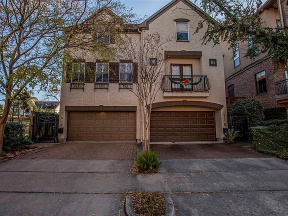 Sophistication meets comfort in this exquisite townhome located in the prestigious River Oaks Shopping Area. Owners may join the neighborhood's "Vermont Commons Civic Association" for social & community events, special speakers, ladies clubs, neighbo