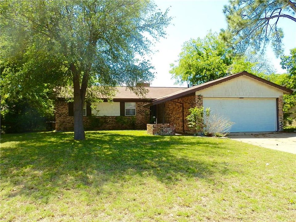 1st image of 220 Collins Dr