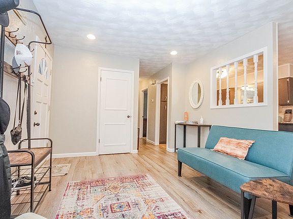 5th image of 1006 E Fannin St