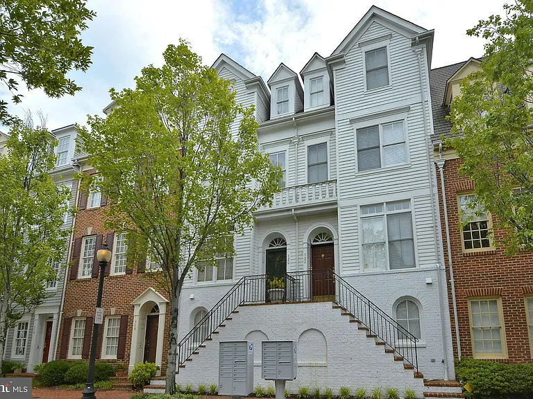 720 Battery Pl — Photo 1