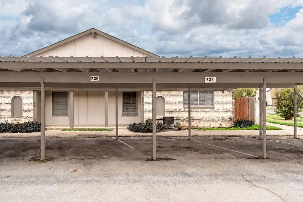 726 E Pecan St — Photo 2