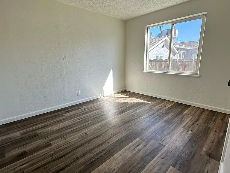 277 Alaska St — Photo 8