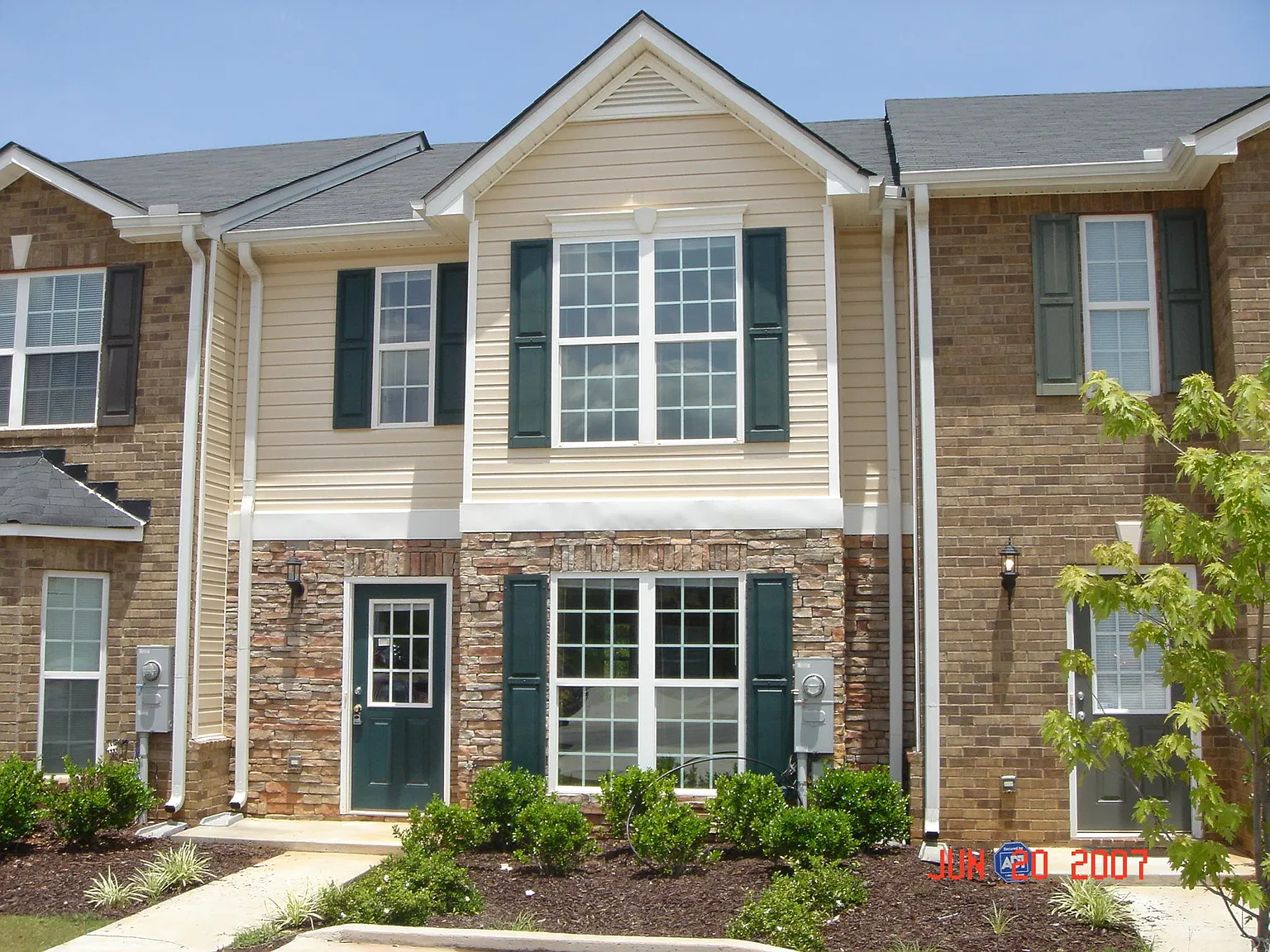 3 bed, 2.5 bath, 1560 sqft, $1,700 — Photo 1