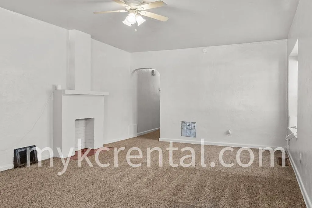 1131 Hasbrook Ave — Photo 2