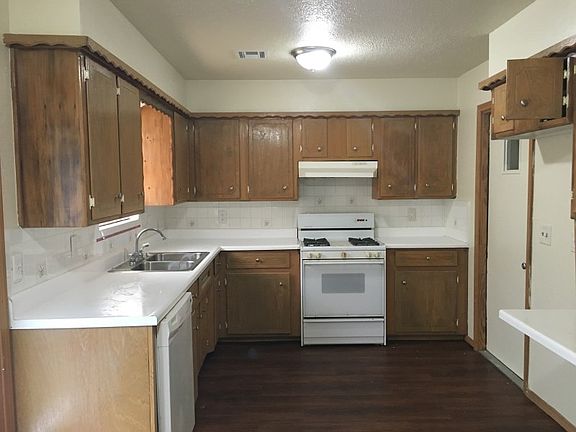 3rd image of 1013 Hampton Dr