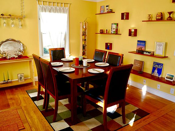 Dining room w/oak floors
