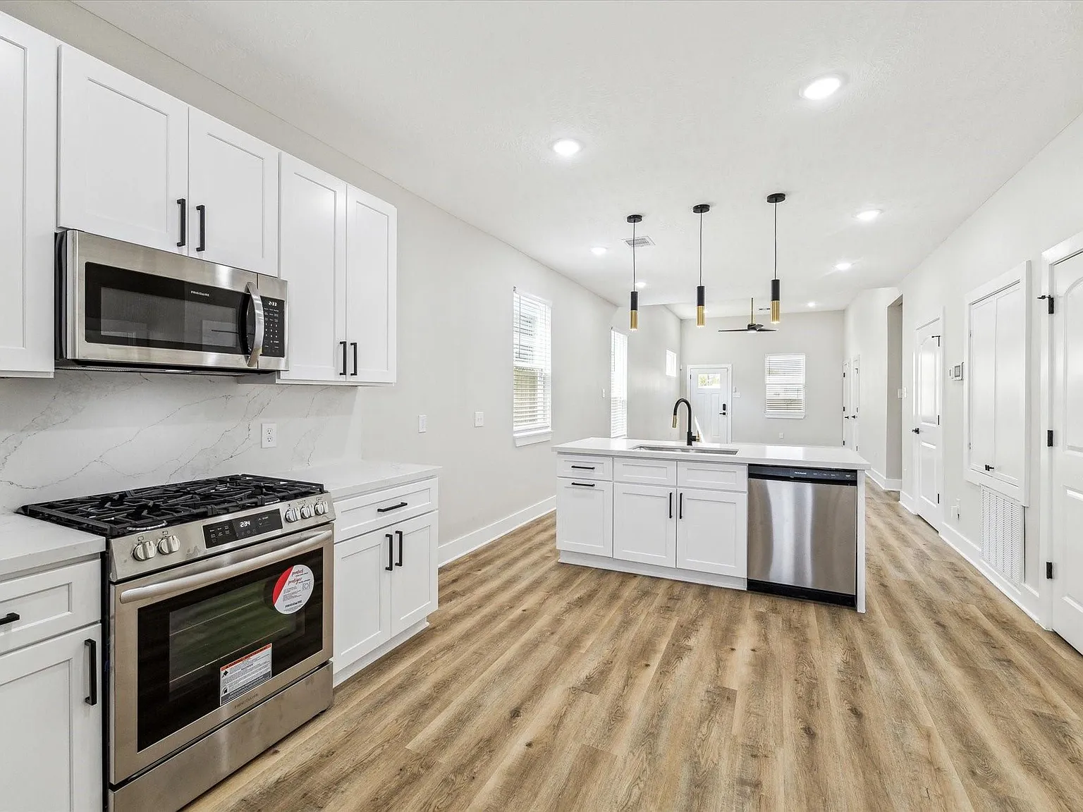 3 bed, 2.5 bath, 1550 sqft, $2,000 — Photo 3