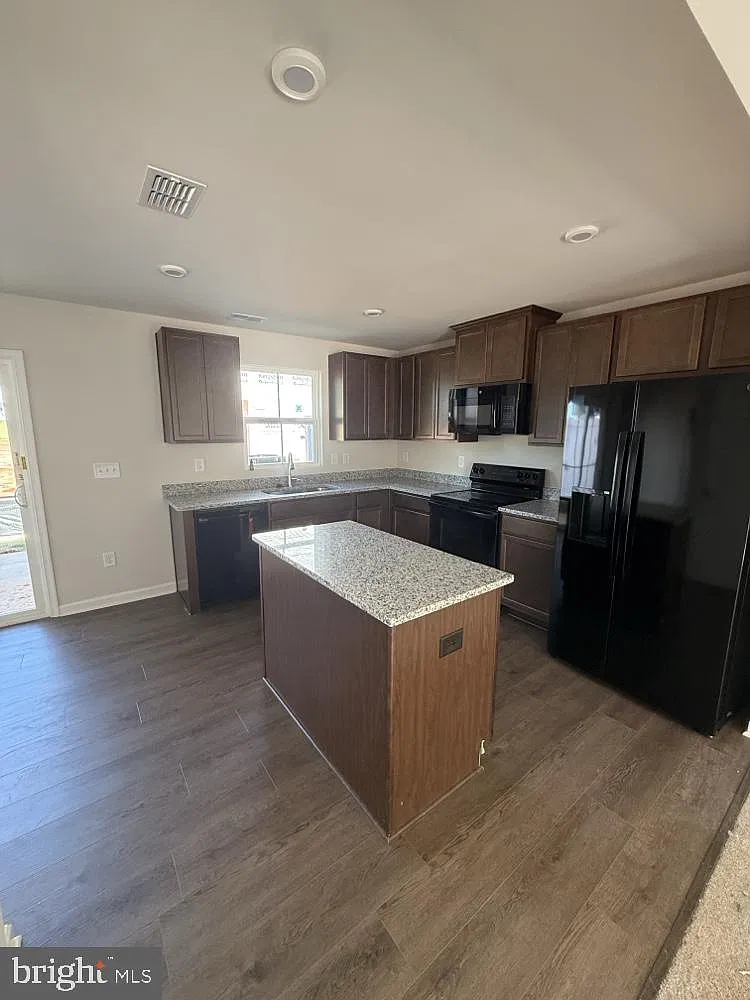 3 bed, 2.5 bath, 1220 sqft, $2,250 — Photo 4