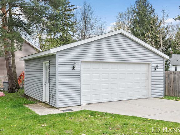 5th image of 3864 Grape Ave NE