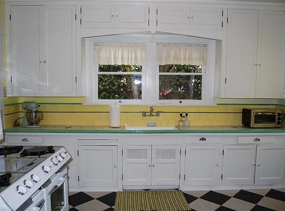 Expansive kitchen 