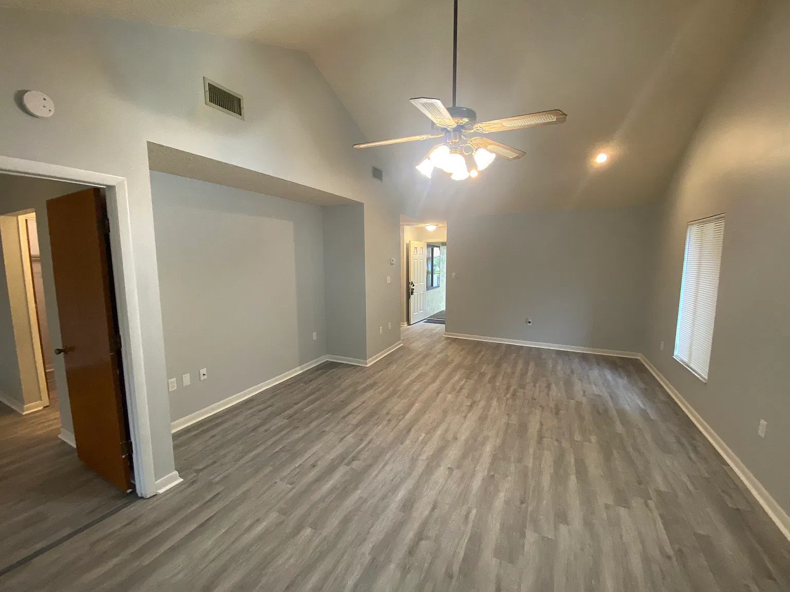 940 Fenton Ln — Photo 3