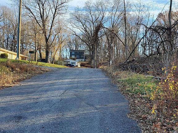 4th image of 8 Oakwood Dr