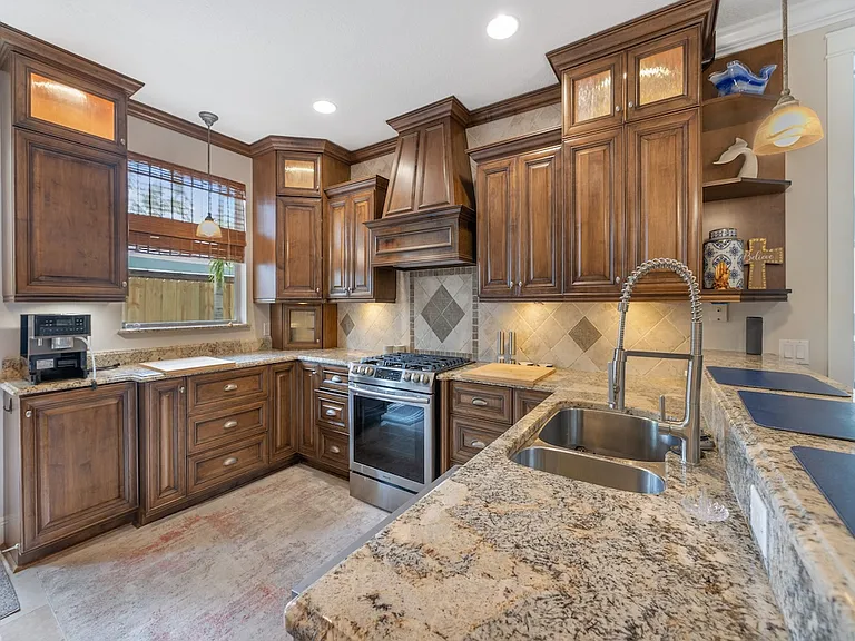 1913 Robalo Dr — Photo 11