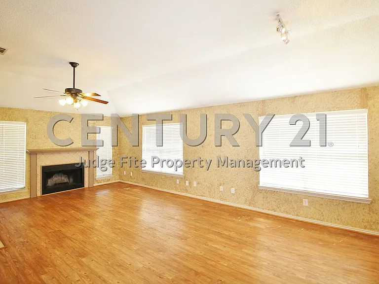 2305 Valley Creek Dr — Photo 3
