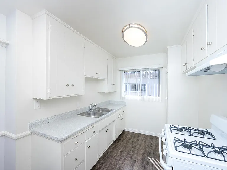 Whitsett Courtyard Apartments — Photo 9