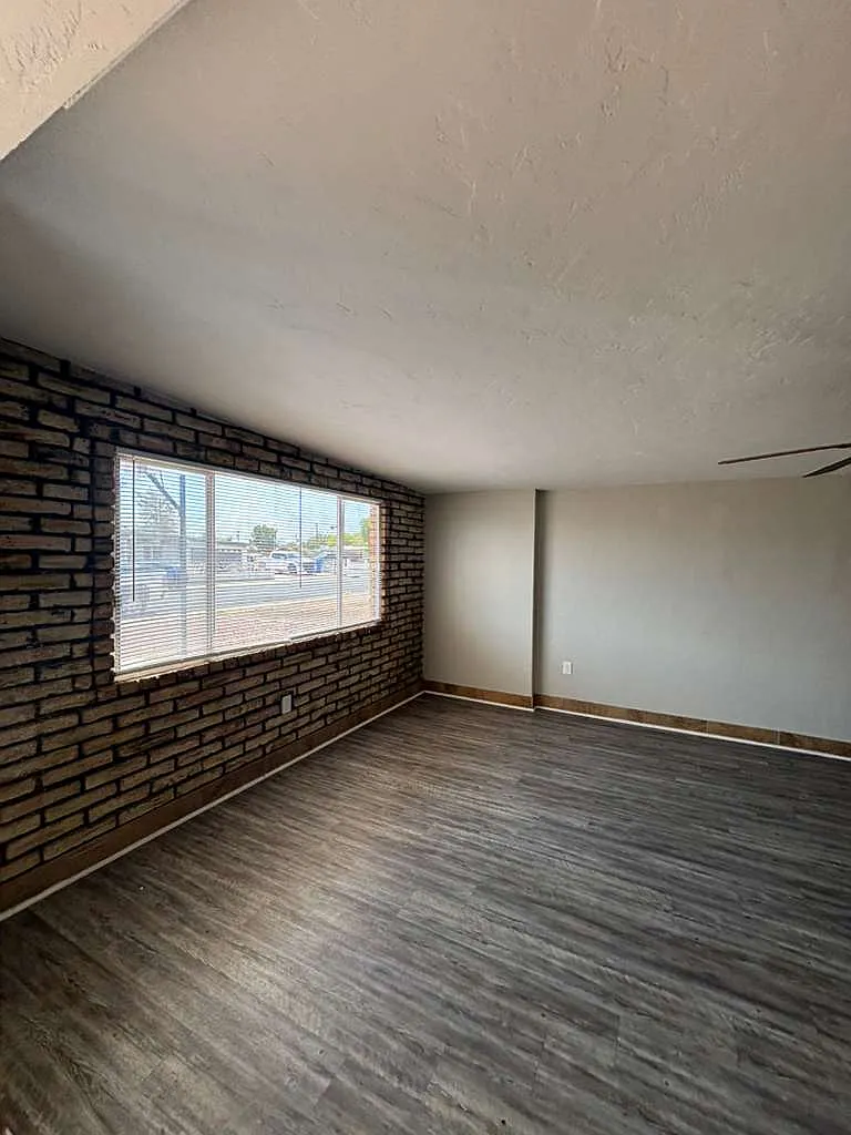 4 bed, 1985 sqft, $2,295 — Photo 3