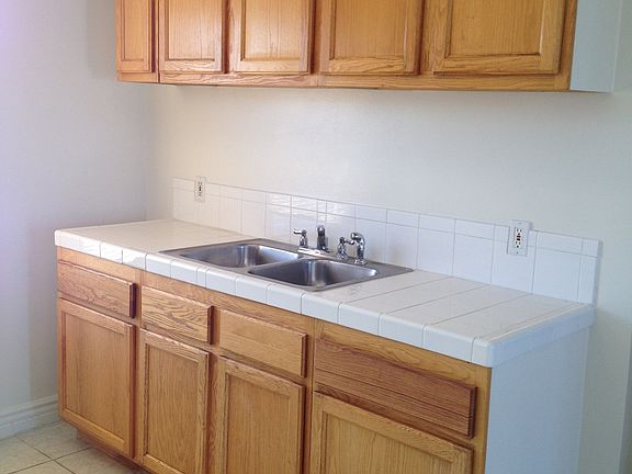 433-1/2 W. Century / Kitchen