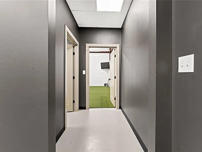 221 Columbus Dr — Photo 52