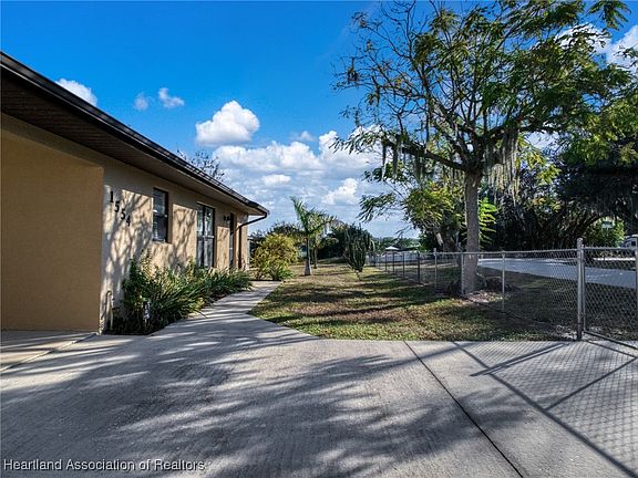 5th image of 1554 N Oak Park Ave