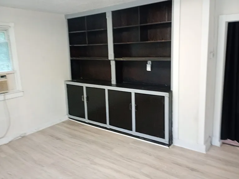 304 W Burwell St — Photo 3
