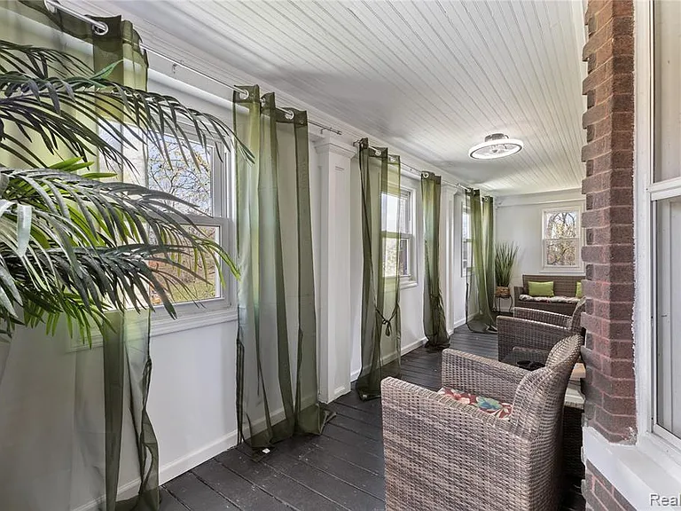 512 Westminster St — Photo 6