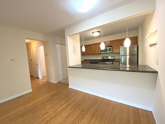 5th image of 603 W Stratford Pl APT 1C
