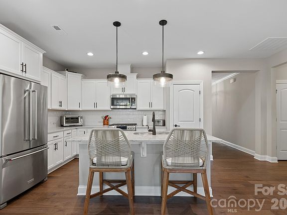 5th image of 2102 Sabra St