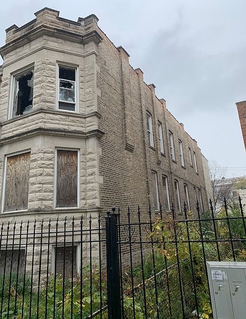 2nd image of 1427 S Avers Ave
