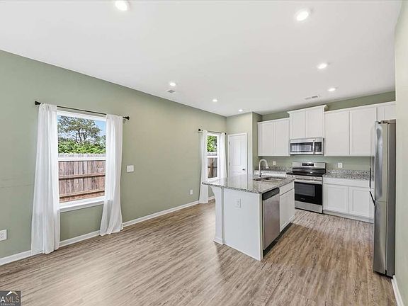3rd image of 594 Summerfield Ln