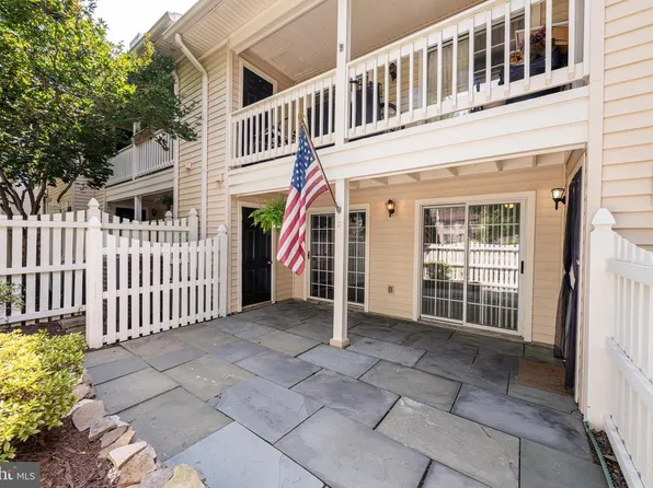 10198 Ashbrooke Ct APT 125, Oakton, VA 22124
