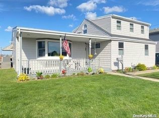 460 East Dr, Copiague, NY