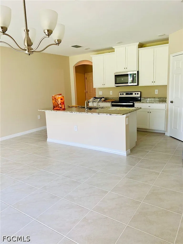 4 bed, 2.0 bath, 1828 sqft, $2,500 — Photo 3
