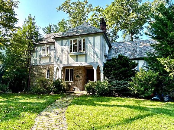 2nd image of 8 S Woods Ln