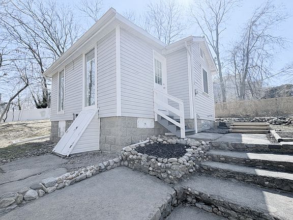 3rd image of 180 New York Ave