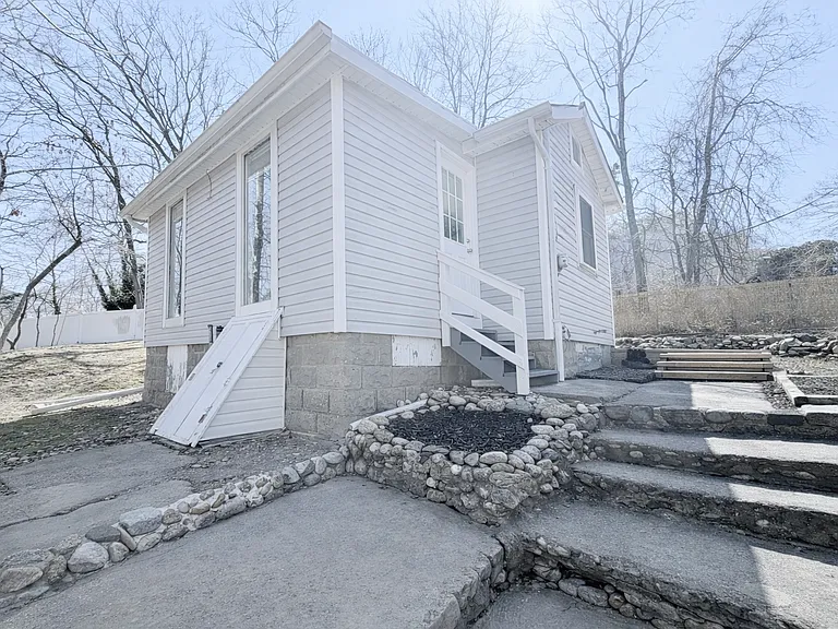 180 New York Ave — Photo 3