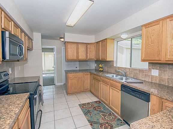 4th image of 1010 Oak Leaf Ave