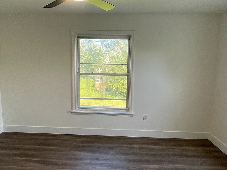 240 Robinson St — Photo 8