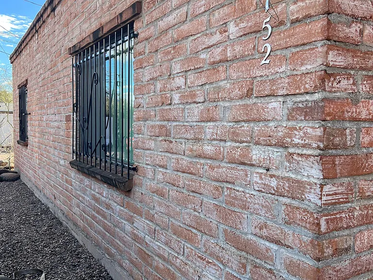 1152 E Winnie Pl — Photo 1