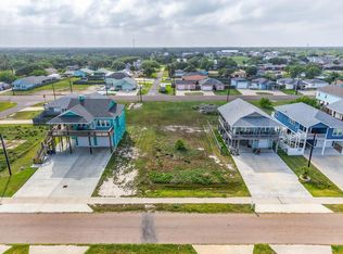 1019 S Live Oak St, Rockport, TX 78382