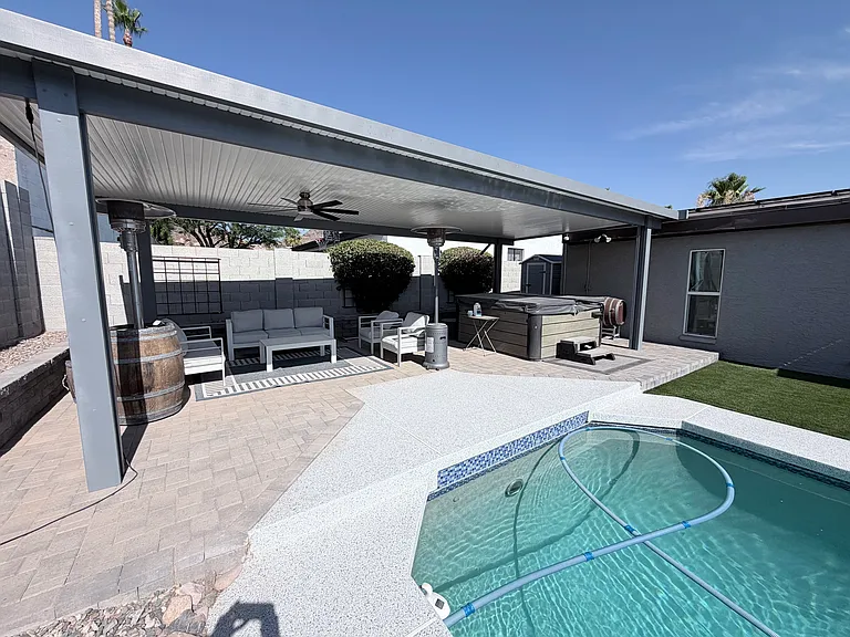 910 E Beck Ln — Photo 8