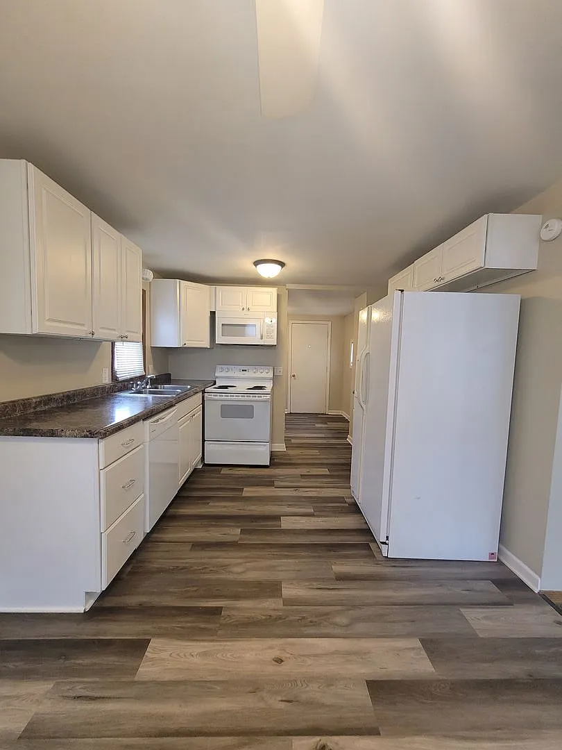 2 Bedroom Home! — Photo 4
