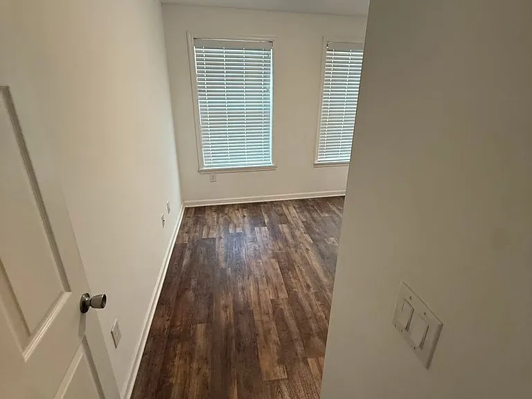 402 Broadway — Photo 9