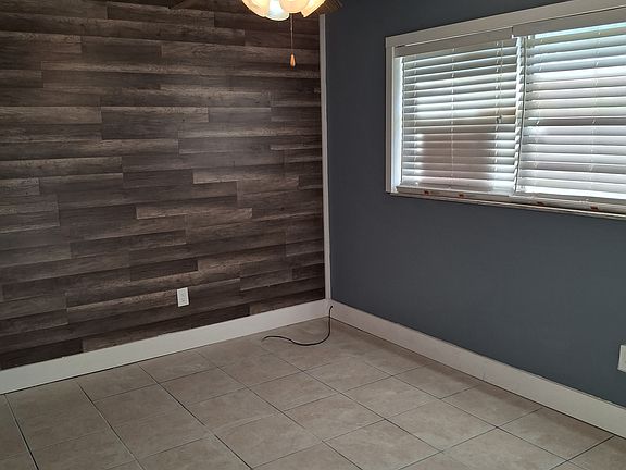 4th image of 2528 SW Lois Ave #2530