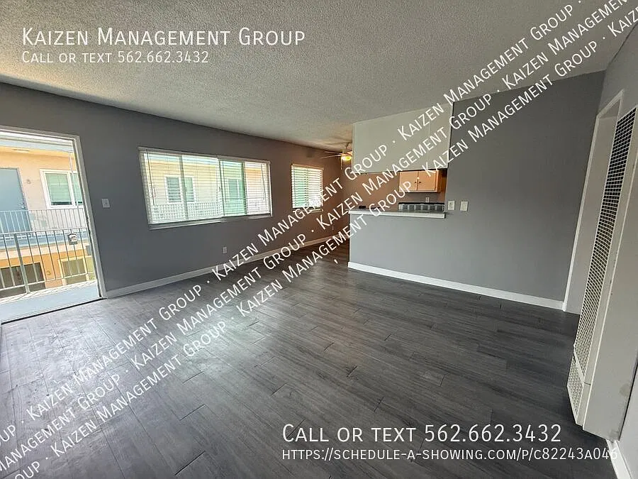 Spacious 2B/1B RemodeledSecond-Floor Apartment Tons of Storage, On-Site Laundry! Ask About Our Mo... — Photo 2