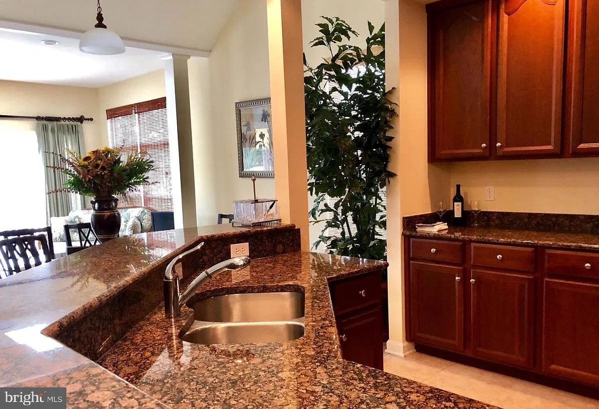 3 bed, 2.5 bath, 2414 sqft, $2,150 — Photo 4
