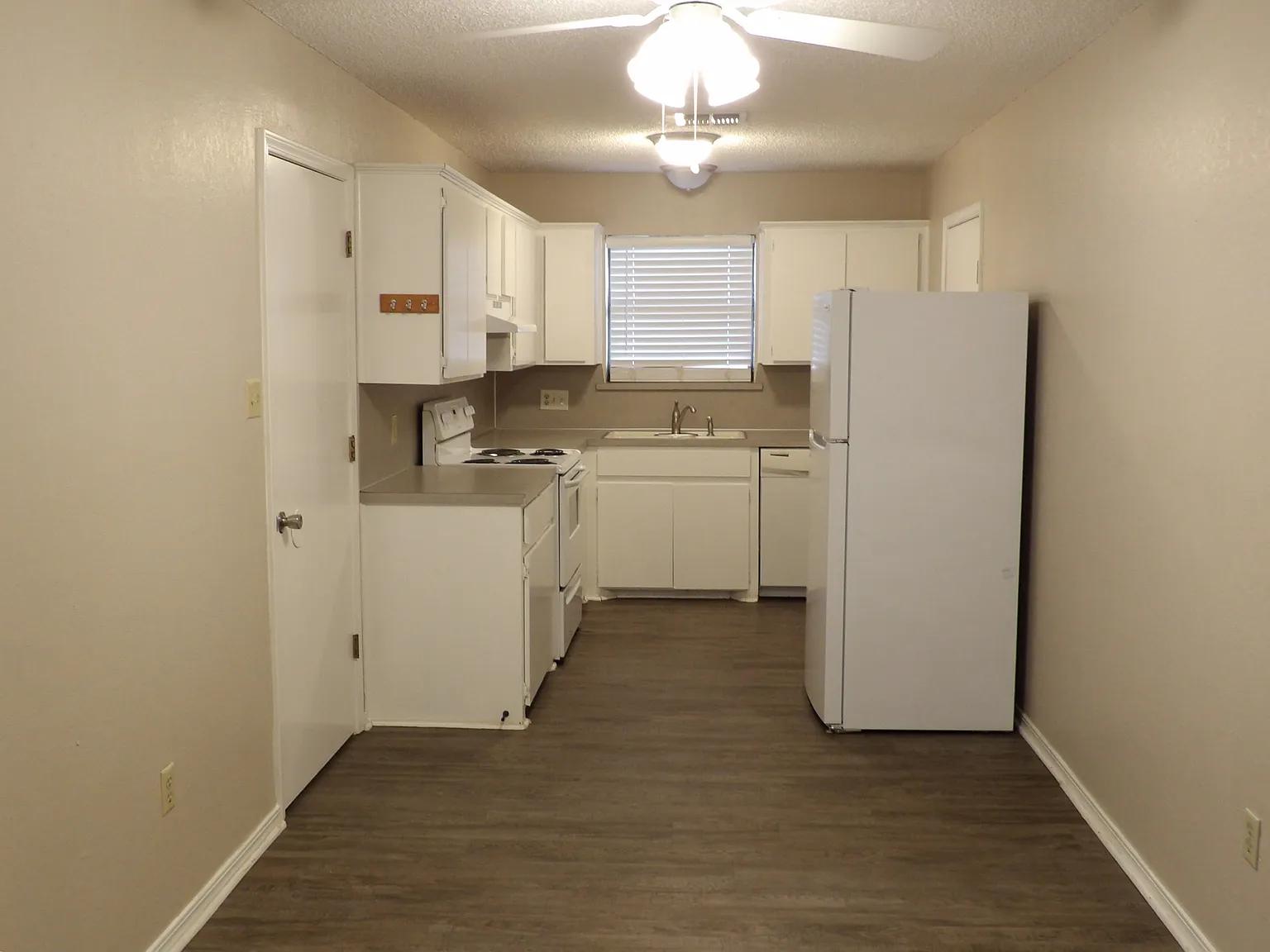 3 bed, 1.5 bath, 1080 sqft, $1,295 — Photo 4