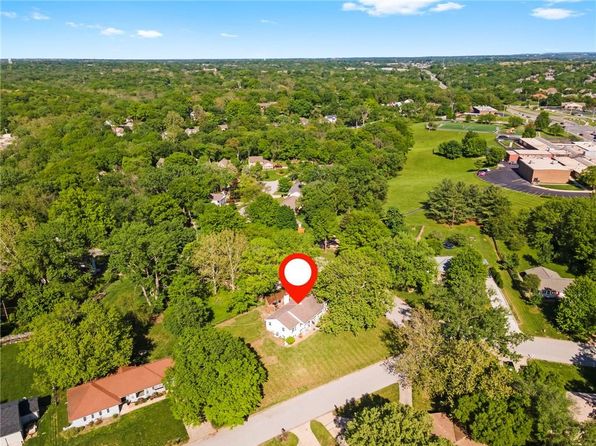 6423 NW Melody Ln, Parkville, MO 64152