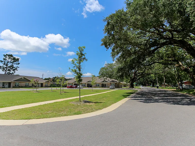 South Oak Apartments — Photo 17